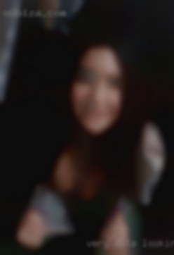 Very cute looking sexc femmine women woman.
